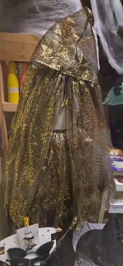Capa Minna de tul dorado con capucha y lazo en el escaparate de Umamatura