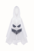 Poncho blanco de fantasma con capucha y cara negra sobre fondo blanco