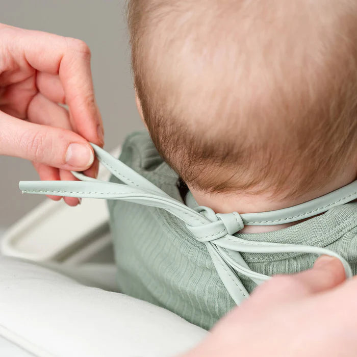 Pack de 2 Baberos Mini con Bolsillo Croco Verde Done By Deer