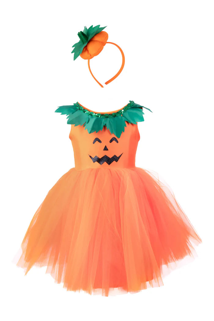 Vestido naranja de calabaza con falda de tul, cuello de hojas verdes y diadema a juego.