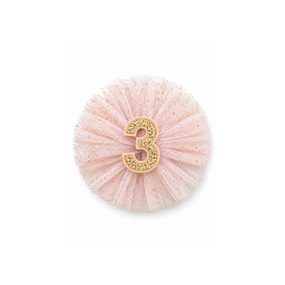 Clip circular de tul rosa con número tres dorado.