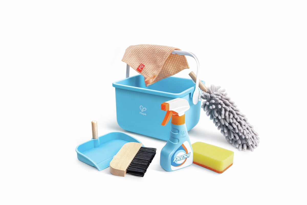 Cubo azul con pulverizador, recogedor, cepillo, paño, esponja y plumero de juguete.