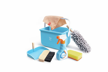 Cubo azul con pulverizador, recogedor, cepillo, paño, esponja y plumero de juguete.
