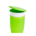 Tapa verde levantada sobre una taza Miracle verde