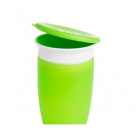 Tapa verde levantada sobre una taza Miracle verde