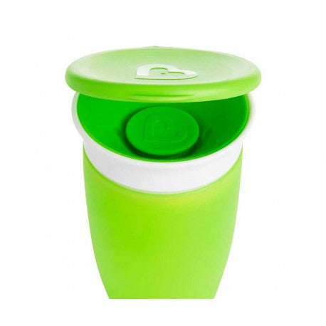 Primer plano de tapa verde colocada sobre la taza